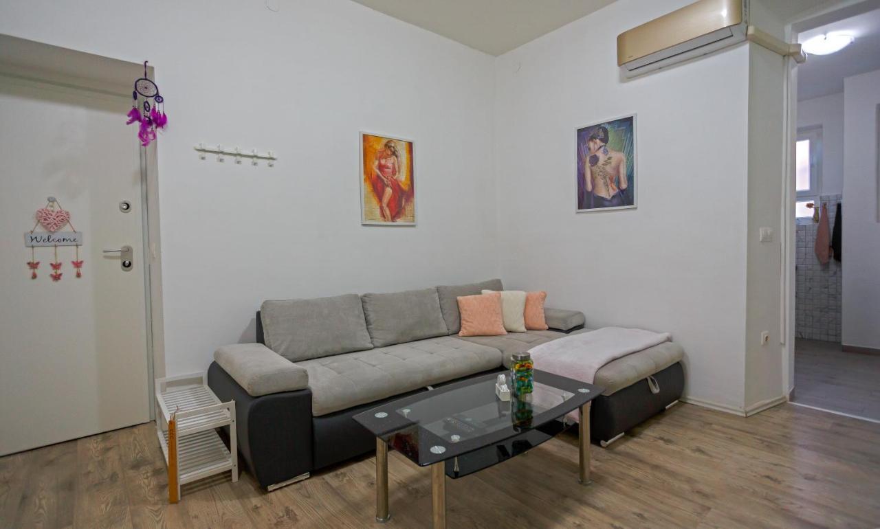 Rich Apartment Pula Buitenkant foto