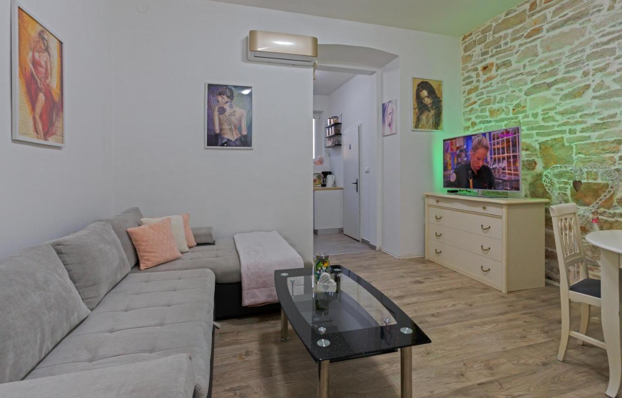 Rich Apartment Pula Buitenkant foto