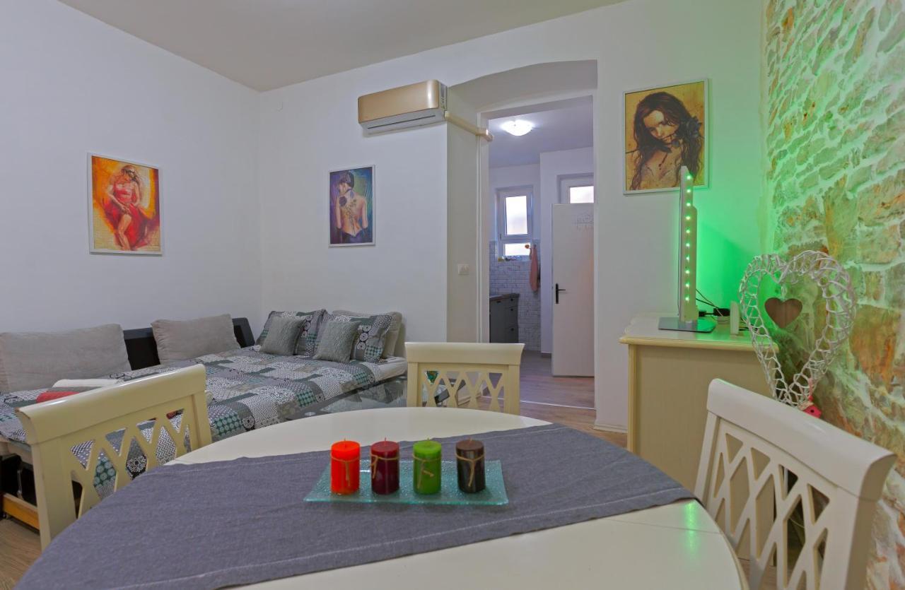 Rich Apartment Pula Buitenkant foto
