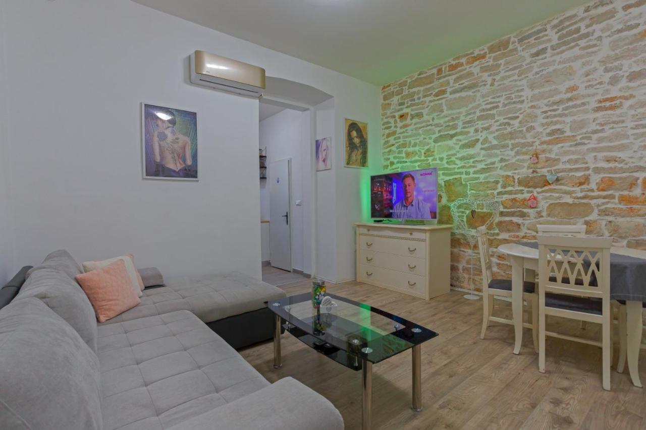Rich Apartment Pula Buitenkant foto