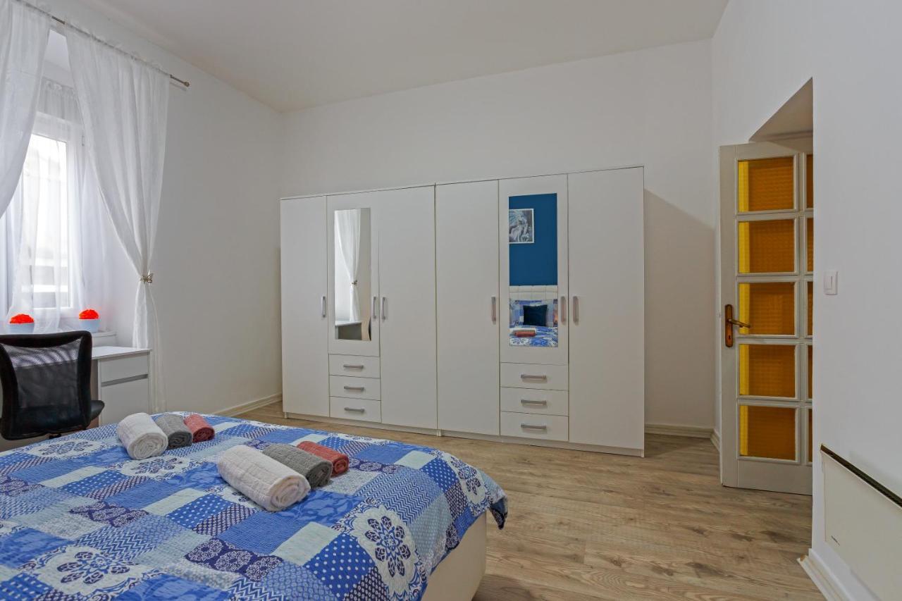 Rich Apartment Pula Buitenkant foto